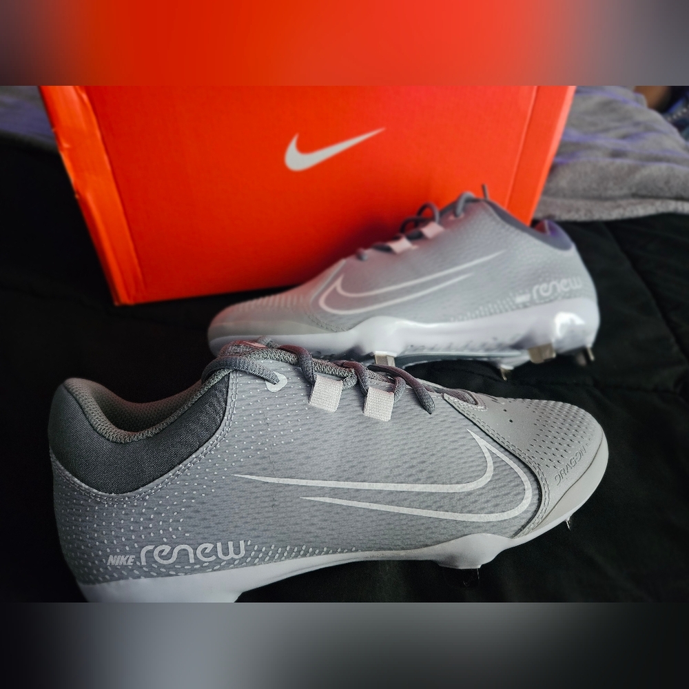 Nike Women's Gray Soccer Cleats - Picture 4 of 5